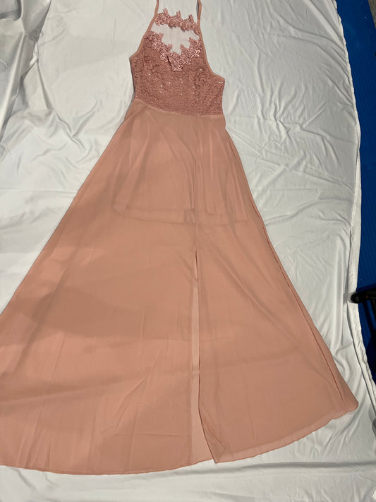 ROSE PINK LONG DRESS. SPLIT SKIRT ON THE LEFT SIDE. OPEN BACK LACE ON THE TOP.ROSE PINK LONG DRESS. SPLIT SKIRT ON THE LEFT SIDE. OPEN BACK LACE ON THE TOP.