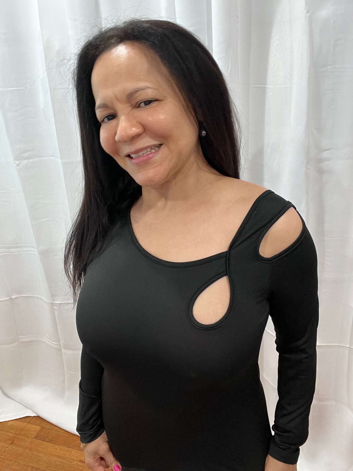 WOMEN TOP PULLOVERS WITH A BEAUTIFUL OPEN SHOULDER DESIGNED JUST FOR YOU! LONG SLEEVE WOMEN ! MUST HAS THIS SOPHISTICATED BLAUSE IN YOUR COLLECTION.