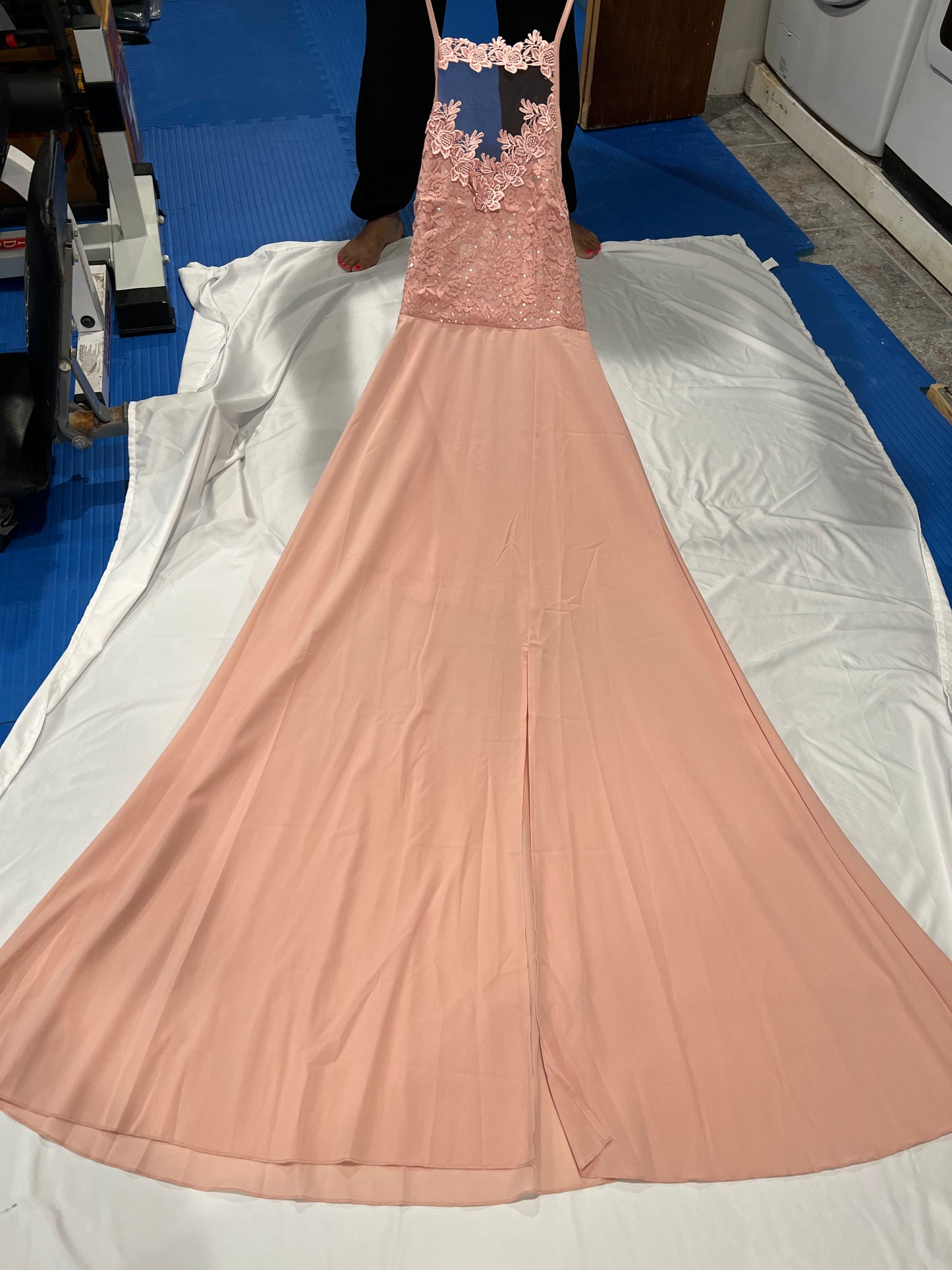 ROSE PINK LONG DRESS. SPLIT SKIRT ON THE LEFT SIDE. OPEN BACK LACE ON THE TOP.ROSE PINK LONG DRESS. SPLIT SKIRT ON THE LEFT SIDE. OPEN BACK LACE ON THE TOP.