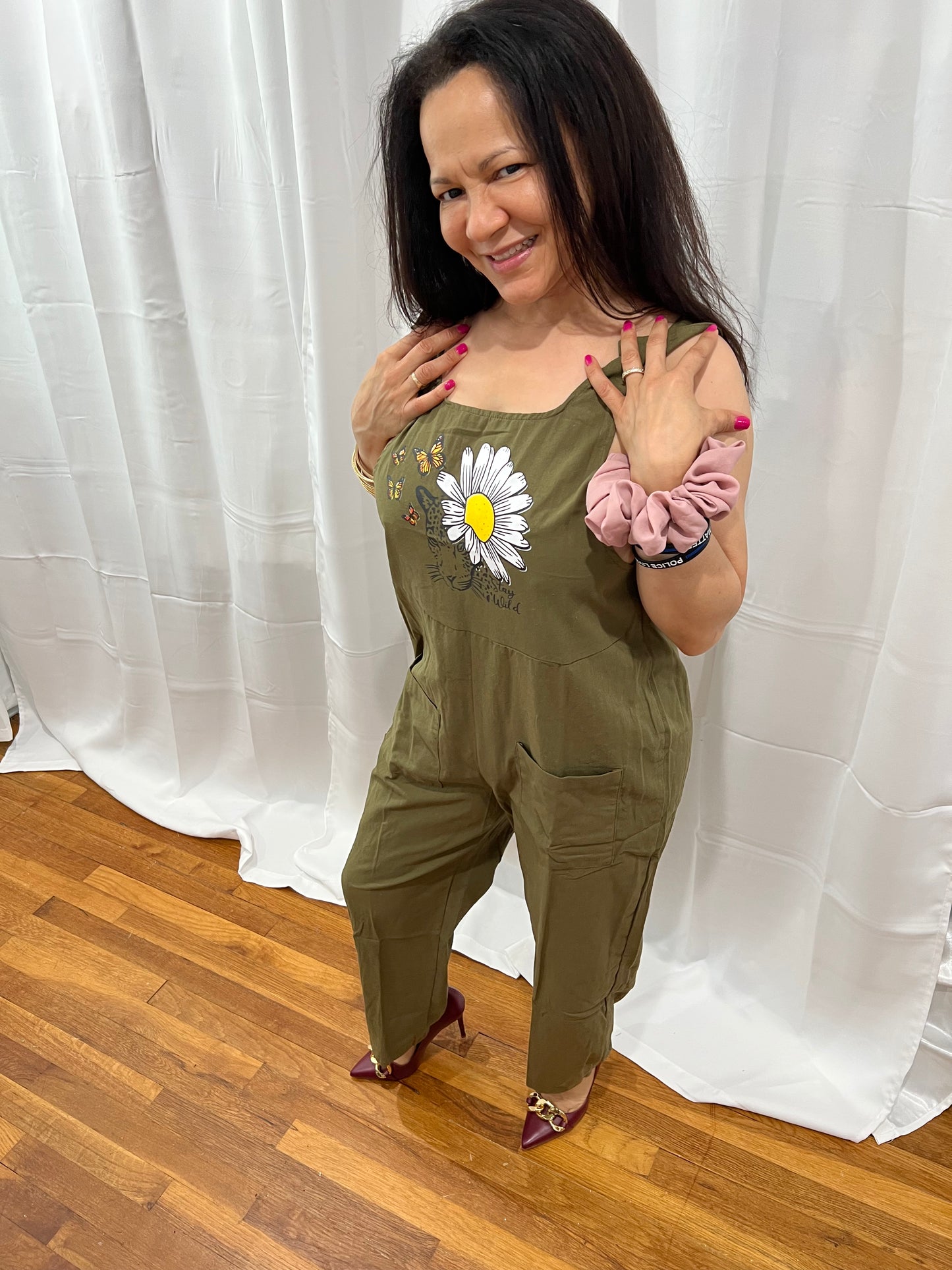 LONG OVERALL WITH POCKETS ON THE FRONT. SPOTTED JUNGLE CAT WITH DAISY FLOWER AND ELEGANT LEAPARD BUTTERFLIES.SPRING SUMMER, AND ALL OCCASIONS WEAR LONG OVERALLS WITH FRONT POCKETS, FRONT TOP IS A BEAUTUFUL LEAPARD THEME