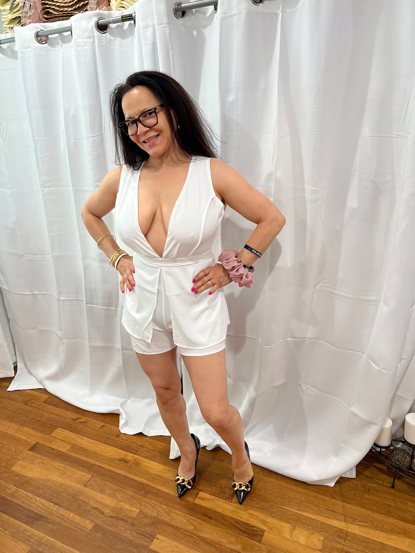 PLAYSUIT SHORT SIMPLE, CASUAL, ELEGANT, V-NECK BACKLESS SLEEVELESS PLAYSUIT WITHOUT BELT. THIS PLAYSUIT IS A MUST HAVE IN YOUR COLLECTIONS, LIGHT, ELEGANT, SOPHISTICATED, TRAVEL A MUST. FIND YOUR LOOK!