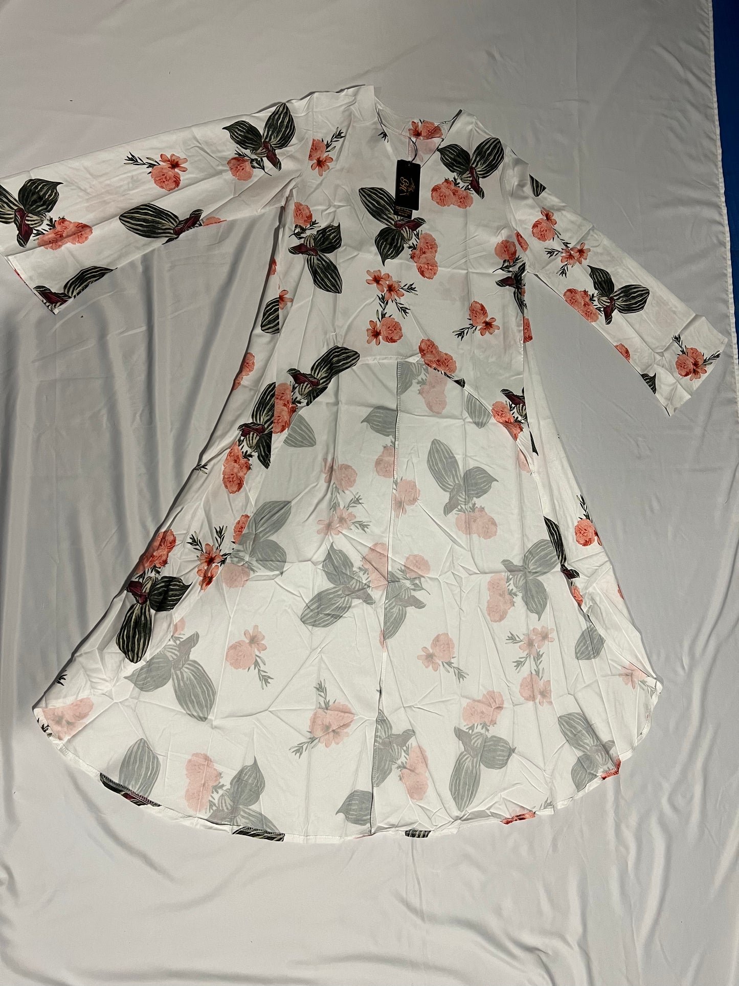 DRESS SHORT AT THE FRONT AND LONG ON THE BACK LONG SLEEVES. V-NECK /LIGHT